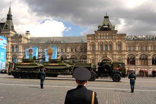 2021年5月7日 莫斯科红场胜利日阅兵式彩排现场 遥控机器人组合 Uran — 图库照片