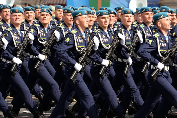 2021年5月7日 在莫斯科红场为庆祝胜利而举行的阅兵式的彩排中 梁赞机载指挥学校的学员以马格洛夫的名字命名 — 图库照片