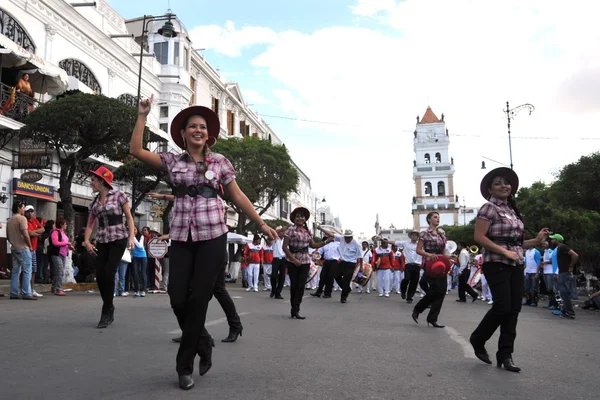 The inhabitants of the city during the carnival in honor of the virgin of Guadalupe. — Stock Photo, Image