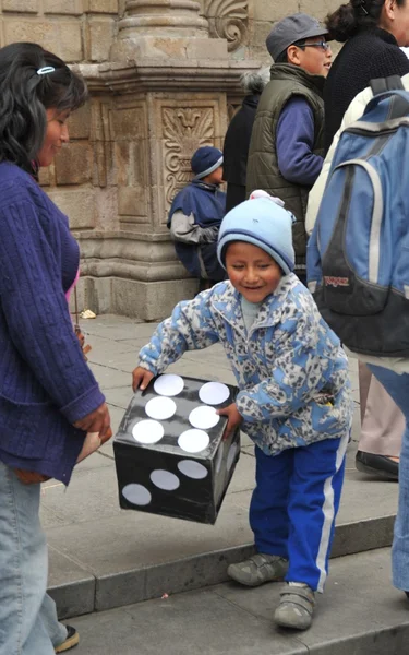 Niet-geïdentificeerde kinderen op vakantie in de stad van la paz. — Stockfoto