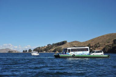 titicaca Gölü üzerinde feribot seferleri