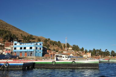 titicaca Gölü üzerinde feribot seferleri