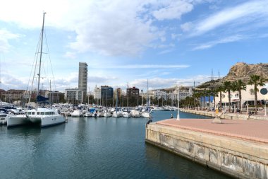 alicante bir görünümü ile denizde yatlar.