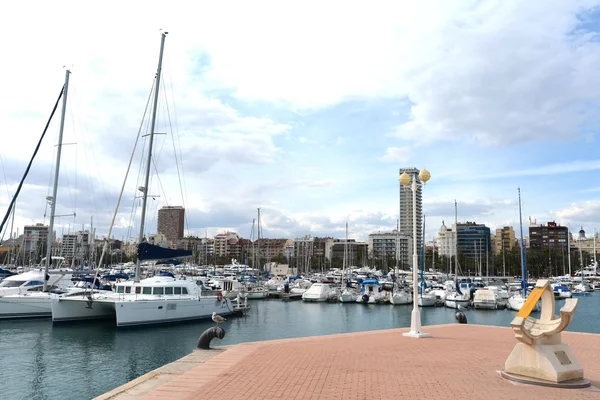 Udsigt over Alicante med lystbåde på havet . - Stock-foto