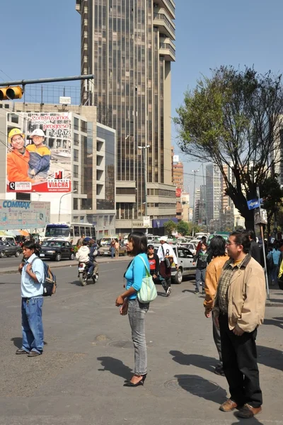 Lidé na ulicích města la paz — Stock fotografie