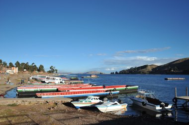 titicaca Gölü üzerinde feribot seferleri