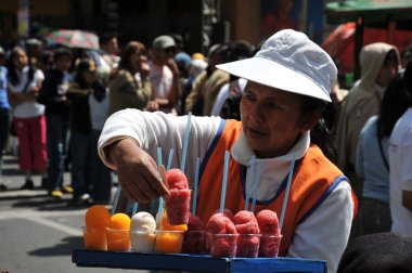 la paz sokak üzerinde satan kadınlar.
