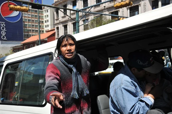Dans les transports en commun Les aboyeurs de La Paz qui crient un itinéraire de bus . — Photo