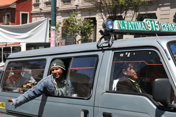 W miejskiej barkers La Paz, którzy krzyczą na trasie autobusu. — Zdjęcie stockowe