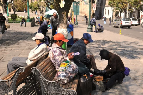 la paz şehir sokaklarında insanlar
