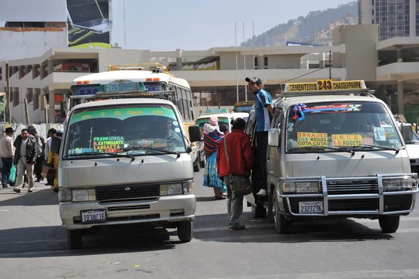 Dans les transports en commun Les aboyeurs de La Paz qui crient un itinéraire de bus . — Photo