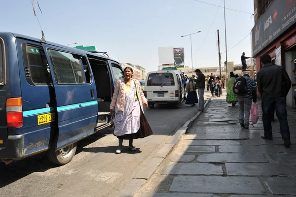 V La Paz barkers veřejné dopravy, kteří jsou křik autobusové trasy. — Stock fotografie