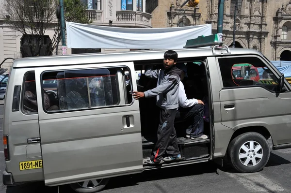 W miejskiej barkers La Paz, którzy krzyczą na trasie autobusu. — Zdjęcie stockowe