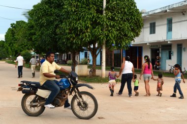 Yerliler şehrin sokaklarında.