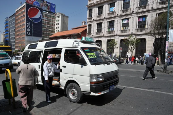 In public transport La Paz barkers who are shouting a bus route. — Stock Photo, Image