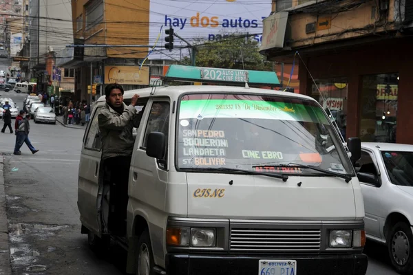 V La Paz barkers veřejné dopravy, kteří jsou křik autobusové trasy. — Stock fotografie