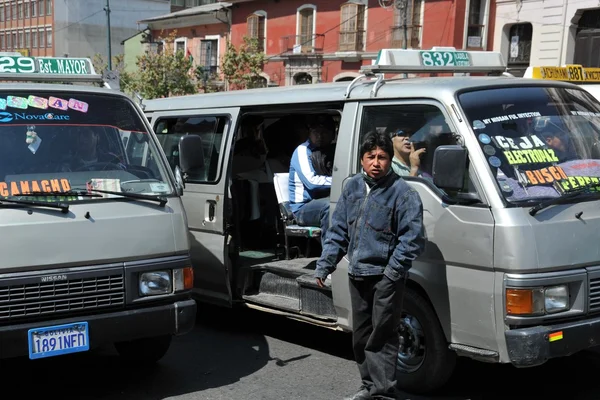 In public transport La Paz barkers who are shouting a bus route. — Stock Photo, Image