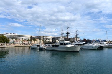 alicante bir görünümü ile denizde yatlar.