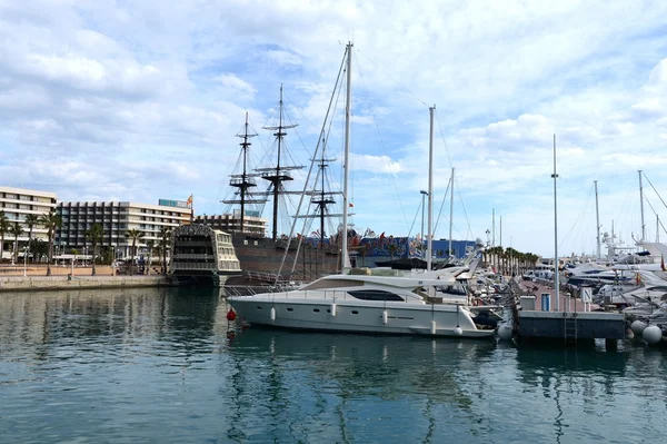 Weergave van alicante met jachten op zee. — Stockfoto