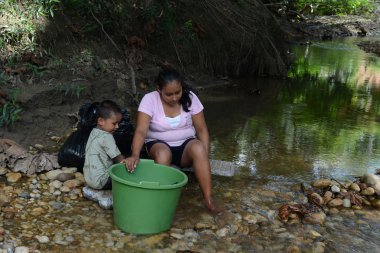 Yerliler şehrin sokaklarında