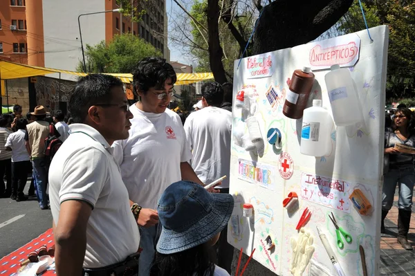 Activists of the red cross teach people first aid on a city street. — Stock Photo, Image
