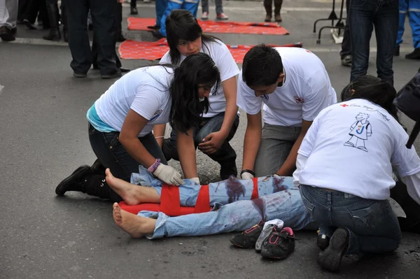 红十字会的积极分子教人急救在城市的街道上. — 图库照片