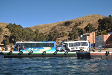 titicaca Gölü üzerinde feribot seferleri