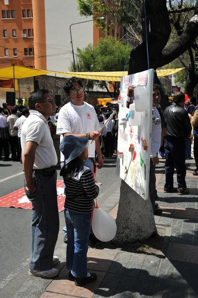 Aktivisten des Roten Kreuzes lehren Menschen auf einer Straße in der Stadt Erste Hilfe. — Stockfoto