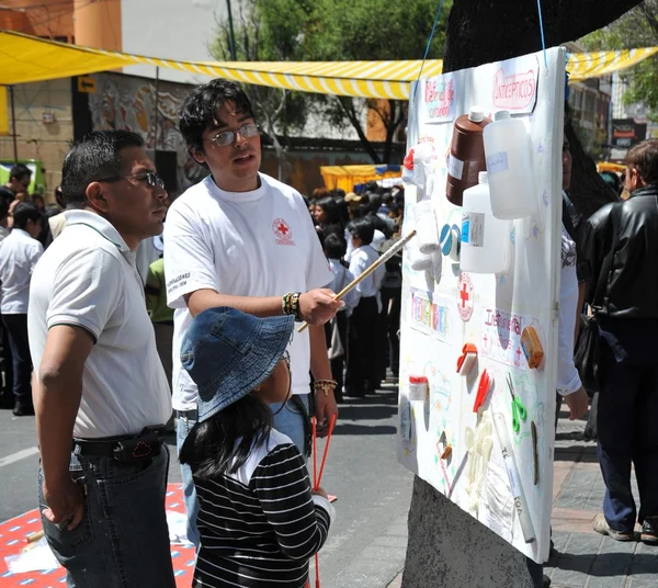 Activists of the red cross teach people first aid on a city street. — Stock Photo, Image