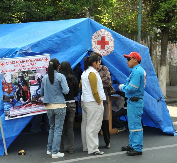 Gli attivisti della croce rossa insegnano alle persone il primo soccorso in una strada della città . — Foto Stock