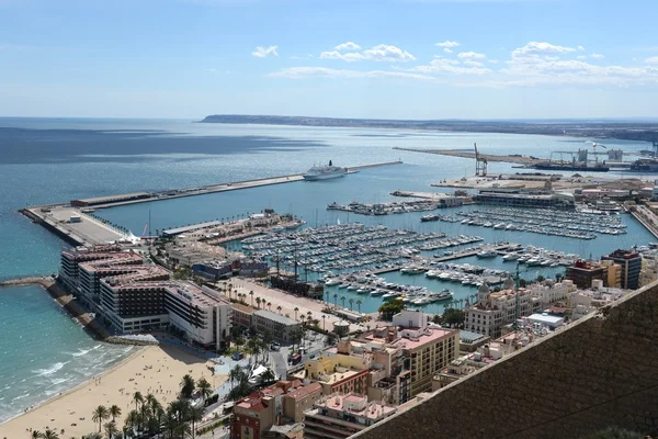 Alicante bir görünümü ile denizde yatlar. — Stok fotoğraf