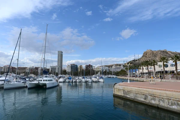 Weergave van alicante met jachten op zee. — Stockfoto