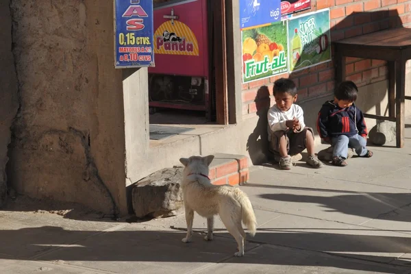 Unidentified children on the street of Sucre. — Stock Photo, Image