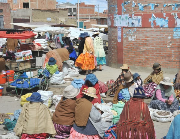 Donne che vendono sulla strada di La Paz . — Foto Stock