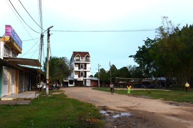 Yerliler şehrin sokaklarında