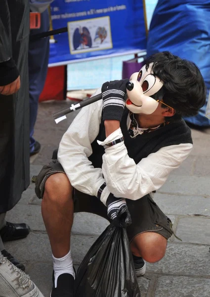 Los estudiantes de la facultad de medicina dan clases a las personas en la calle sobre el estilo de vida saludable . — Foto de Stock