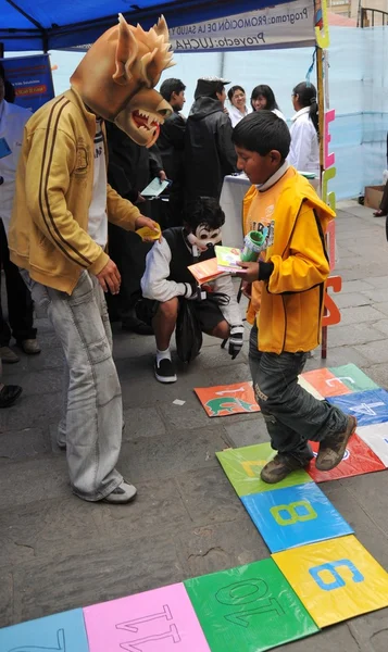 Students of medical faculty give classes to people on the street on healthy life style. — Stock Photo, Image