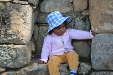 Güneş'in adada bilinmeyen kız.