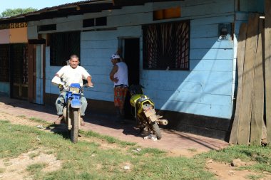 Yerliler şehrin sokaklarında.