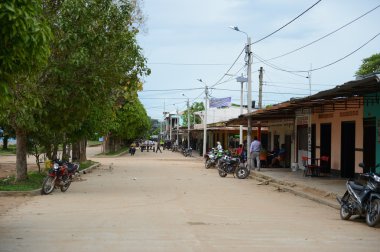 Yerliler şehrin sokaklarında.