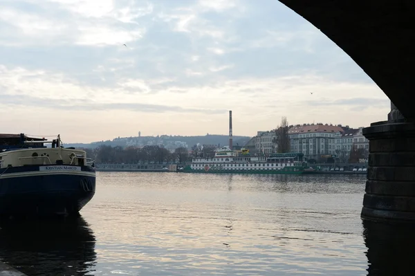 Pracue. Vltava rzeka. — Zdjęcie stockowe