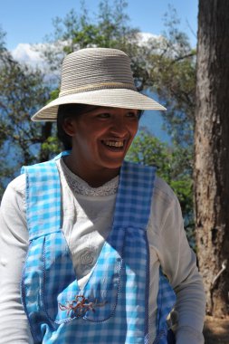 Güneş'in adada bilinmeyen kadın.