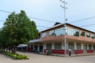 Yerliler şehrin sokaklarında.