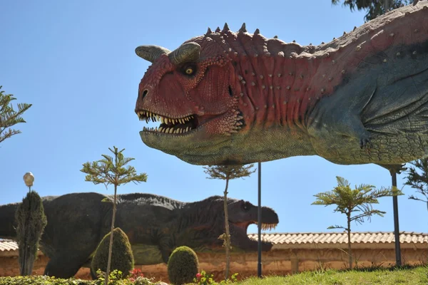 Grote dinosaurus Park, waar sporen van deze oude reptielen — Stockfoto