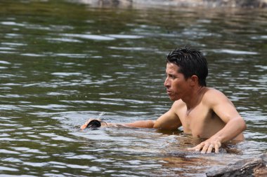 Bir dağ nehir Canio Cristales turist.