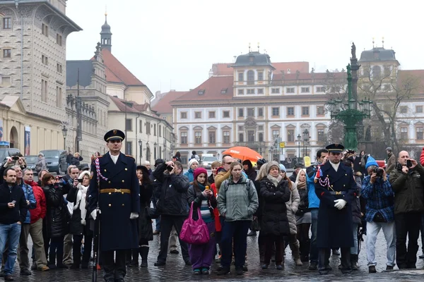 Cambio della guardia d'onore al Palazzo Presidenziale del Castello di Praga . — Foto Stock