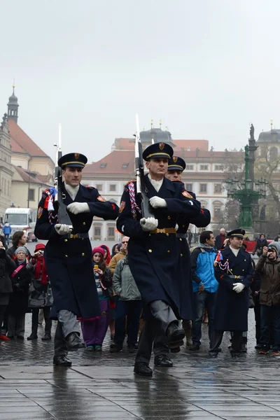 Mudança da guarda de honra no Palácio Presidencial do Castelo de Praga . — Fotografia de Stock