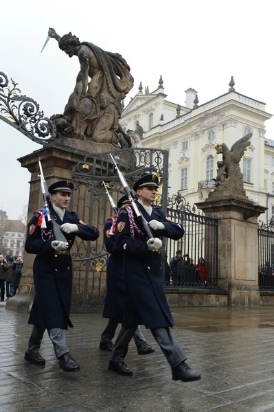 Cambio della guardia d'onore al Palazzo Presidenziale del Castello di Praga . — Foto Stock