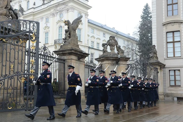 Cambio della guardia d'onore al Palazzo Presidenziale del Castello di Praga . — Foto Stock
