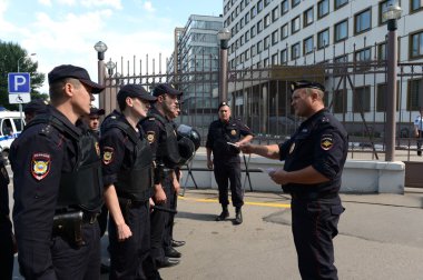 Polis memurları talimat